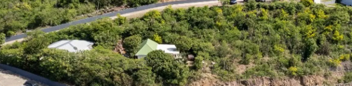 Exclusivité - ensemble immobilier composé de 2 logements sur beau terrain avec vue mer.